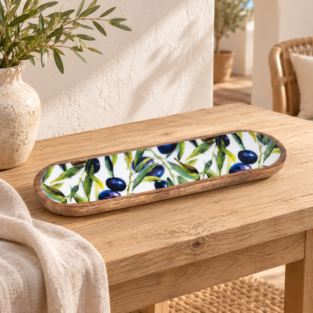 Ovale mangohouten schaal met olijfmotief, referencia 16781, en un ambiente interior mediterráneo