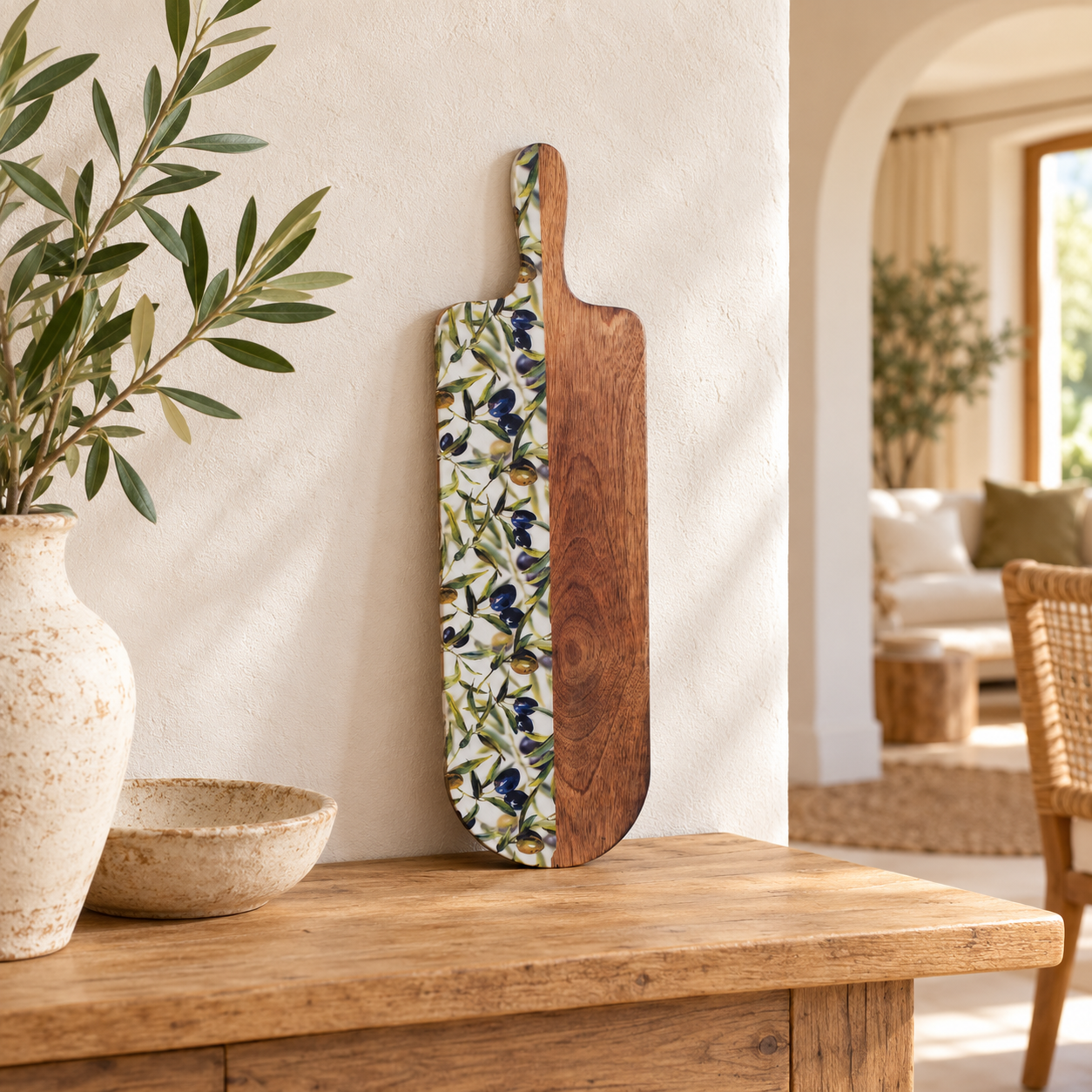 Ovale mangohouten plank met olijfmotief, referencia 16863, en un ambiente interior mediterráneo