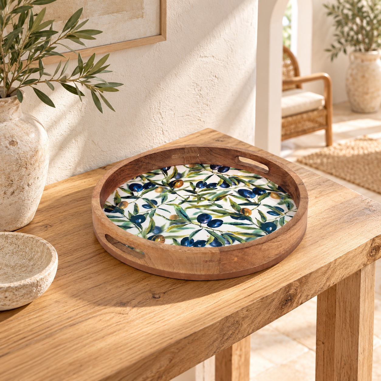 Rond mangohouten dienblad met olijfmotief, referencia 25183, en un ambiente interior mediterráneo