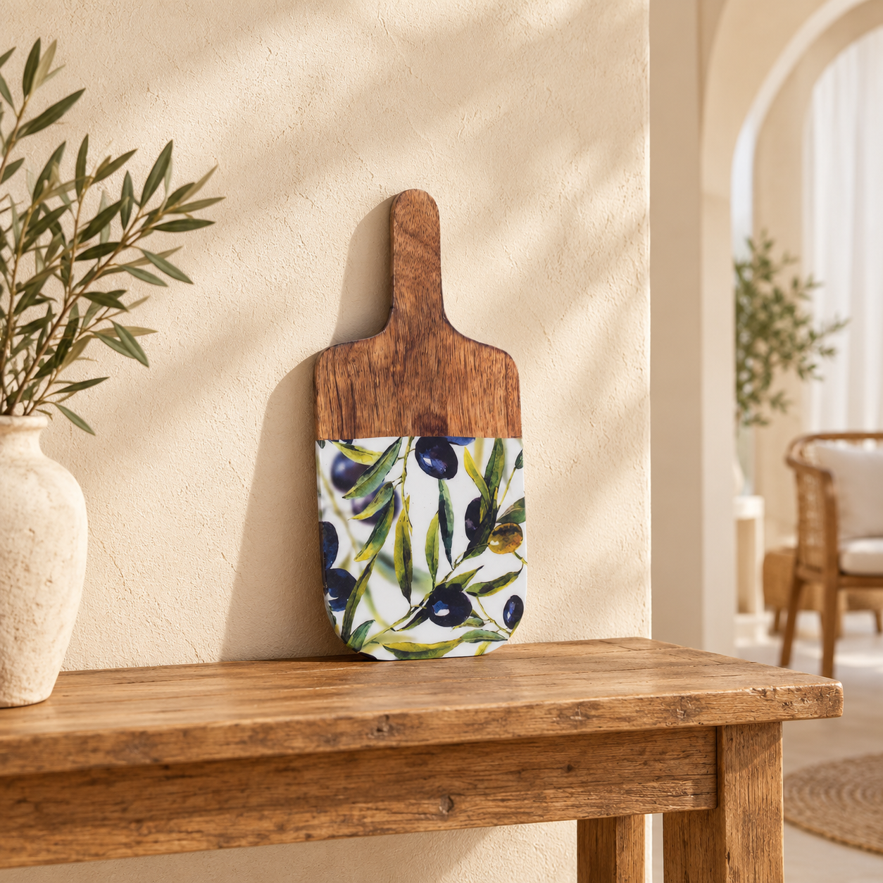 Mangohouten snijplank met olijfmotief, referencia 25184, en un ambiente interior mediterráneo