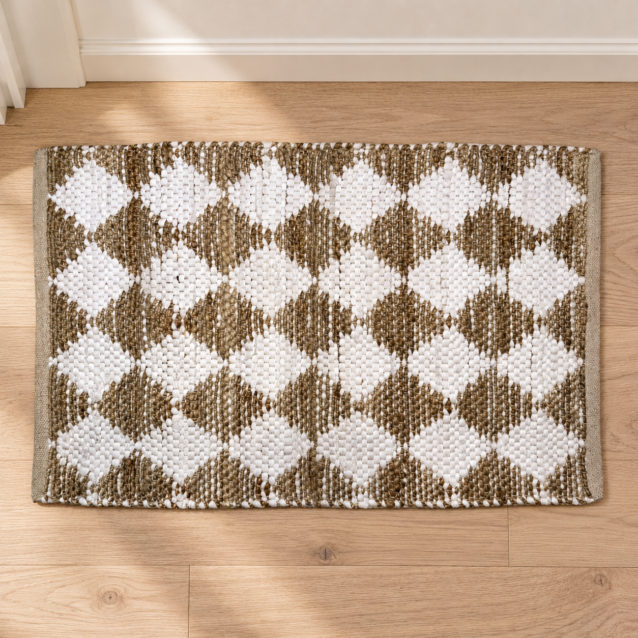 Alfombra de algodón y yute hecha a mano, 85 × 50 cm, referencia 36769, en un ambiente interior mediterráneo