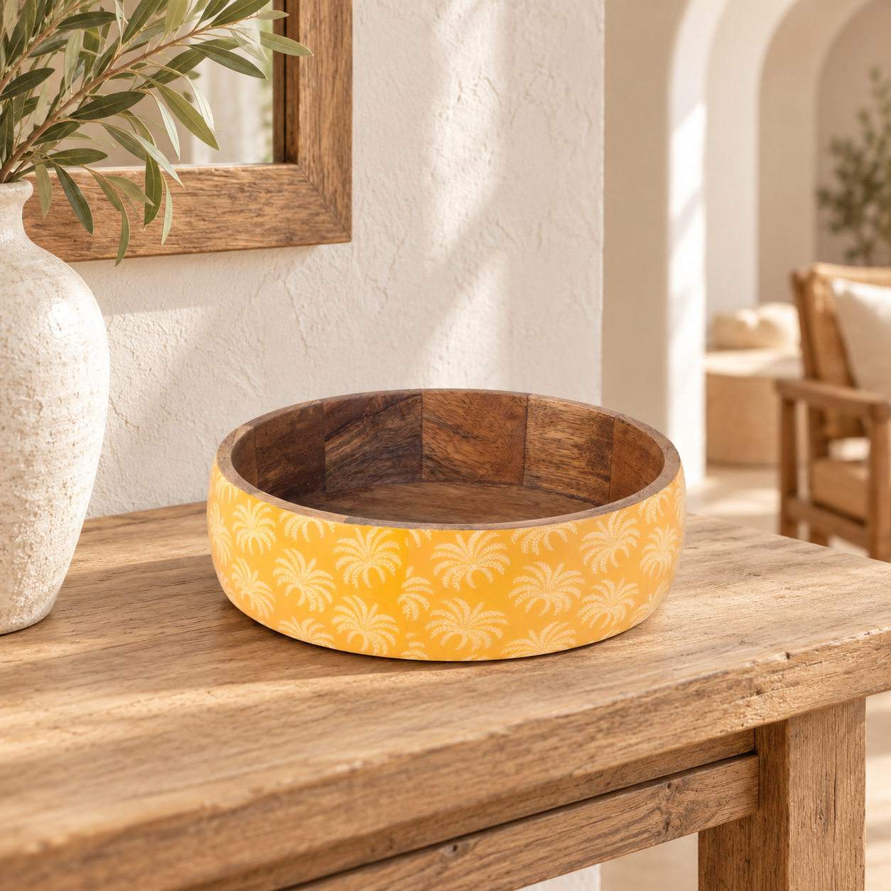 Kom met palmmotief 25 × 25 × 7 cm, referencia 38999, en un ambiente interior mediterráneo
